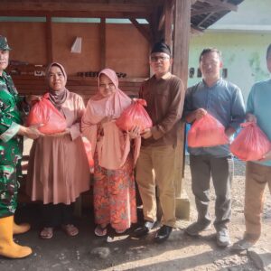 Kepala Desa Parigi memberikan bantuan kepada Korban Banjir
